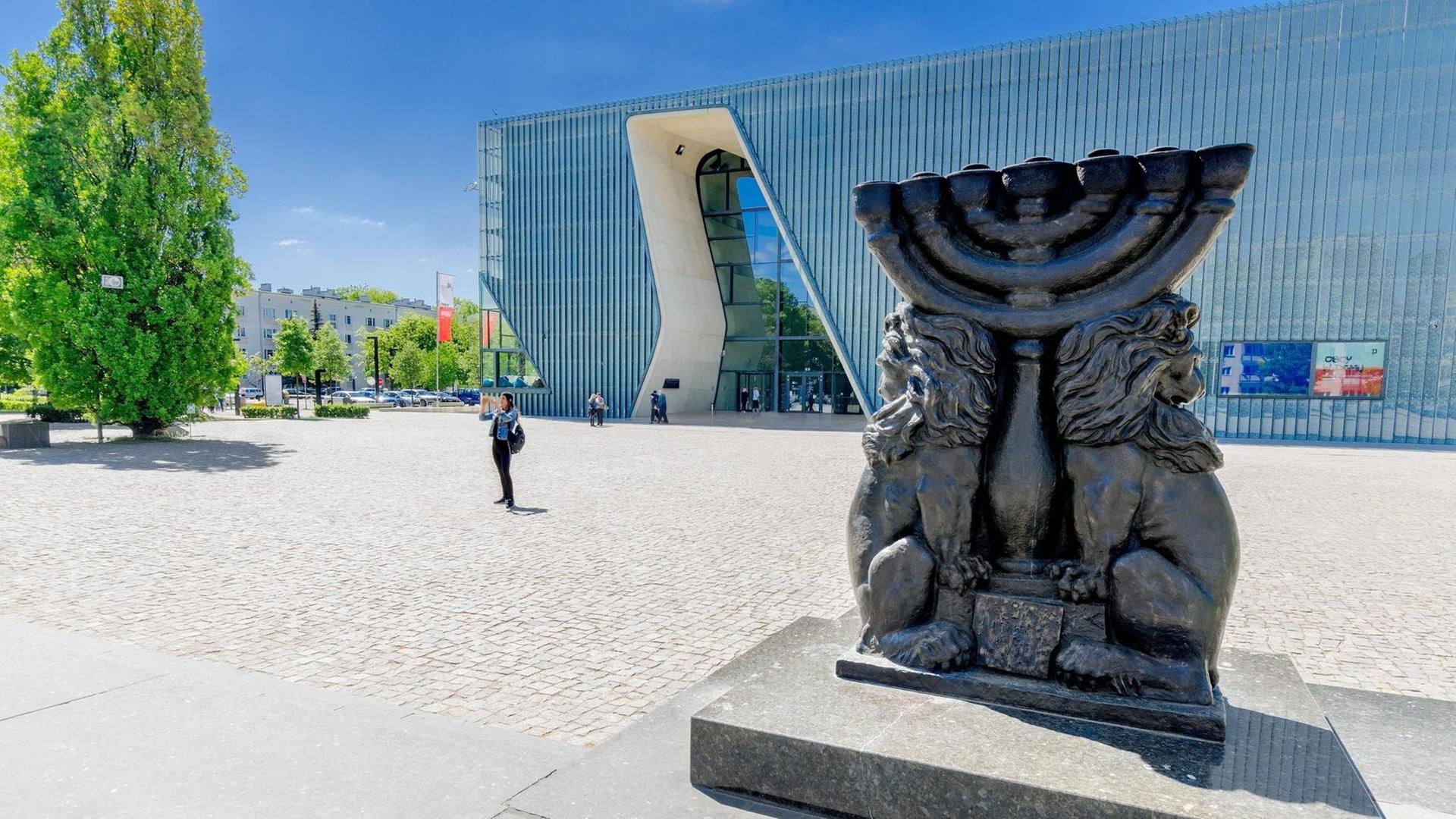 Im Vodergrund eine Statue, dahinter das Museum aus Glas. Im Vodergrund eine Statue, dahinter das Museum aus Glas.