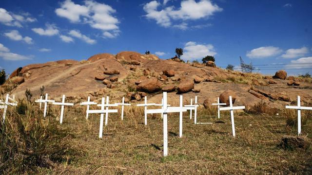 Weiße Kreuze erinnern an das Massaker von Marikana