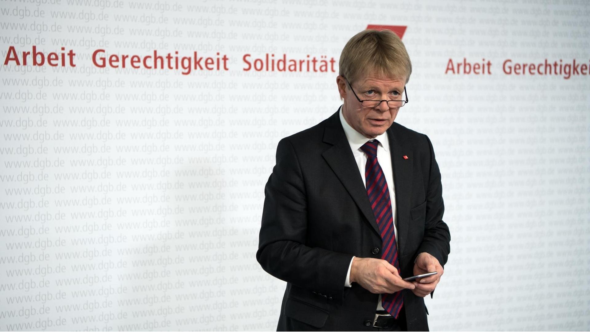 Das Bild zeigt Reiner Hoffmann, Vorsitzender des Deutschen Gewerkschaftsbundes am 16.01.2017 bei der Jahres-Pressekonferenz des DGB in Berlin. Das Bild zeigt Reiner Hoffmann, Vorsitzender des Deutschen Gewerkschaftsbundes am 16.01.2017 bei der Jahres-Pressekonferenz des DGB in Berlin.