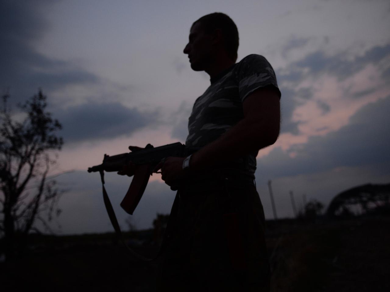 Ein Milizionär der selbsternannten "Volksrepublik Lugansk" steht an einem Grenzübergang zu Russland. Ein Milizionär der selbsternannten "Volksrepublik Lugansk" steht an einem Grenzübergang zu Russland.