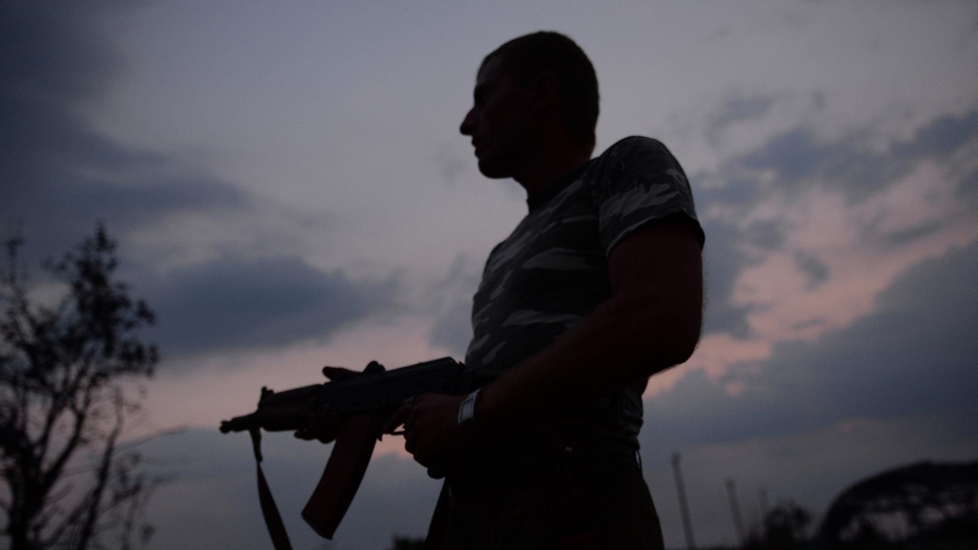 Ein Milizionär der selbsternannten "Volksrepublik Lugansk" steht an einem Grenzübergang zu Russland. Ein Milizionär der selbsternannten "Volksrepublik Lugansk" steht an einem Grenzübergang zu Russland.
