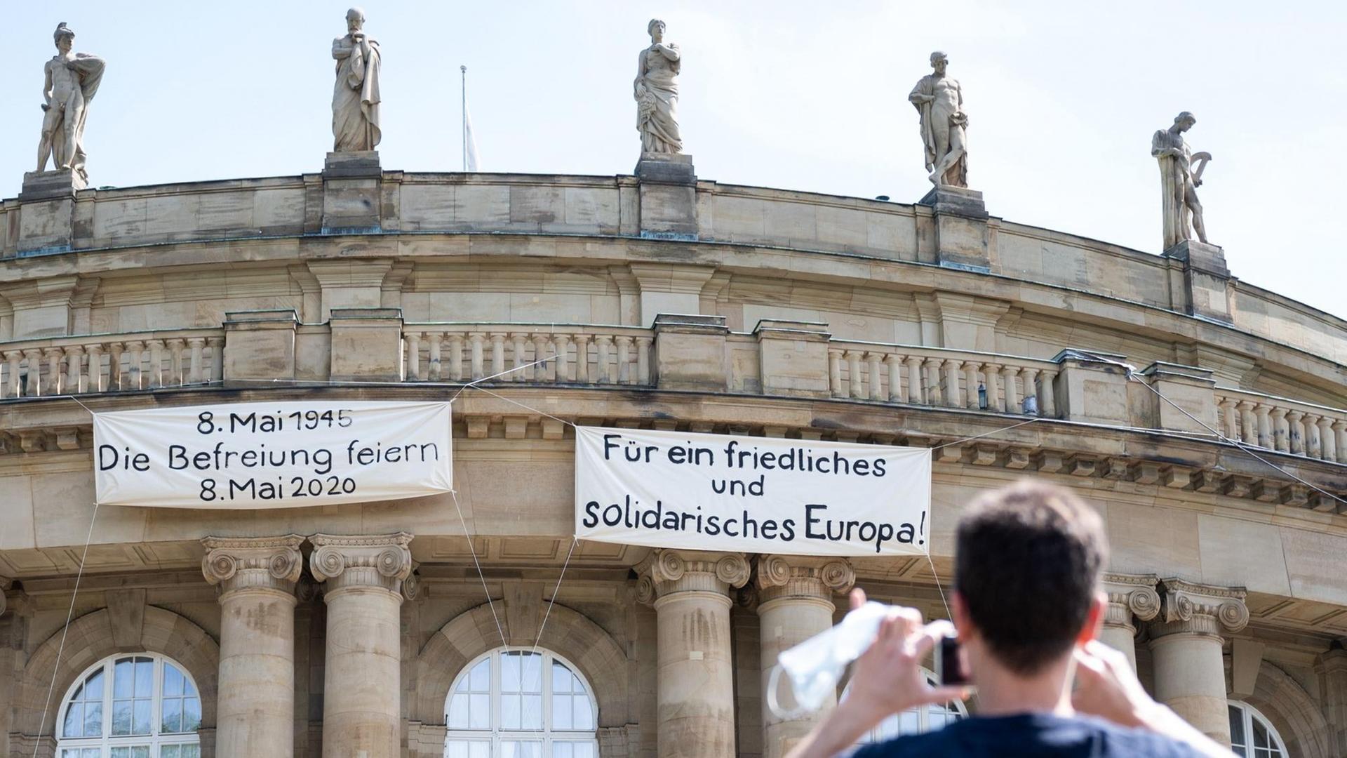 Transparente mit der Aufschrift "8. Mai 1945 Die Befreiung feiern 8. Mai 2020" und "Für ein friedliches und solidarisches Europa" hängen am Balkon des Opernhauses der Staatstheater Stuttgart. Transparente mit der Aufschrift "8. Mai 1945 Die Befreiung feiern 8. Mai 2020" und "Für ein friedliches und solidarisches Europa" hängen am Balkon des Opernhauses der Staatstheater Stuttgart.