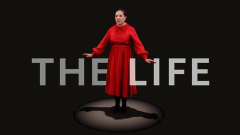 Marina Abramovic ist in ihrer Londoner Performance "The Life" nur mit Virtual-Reality-Brille zu sehen.