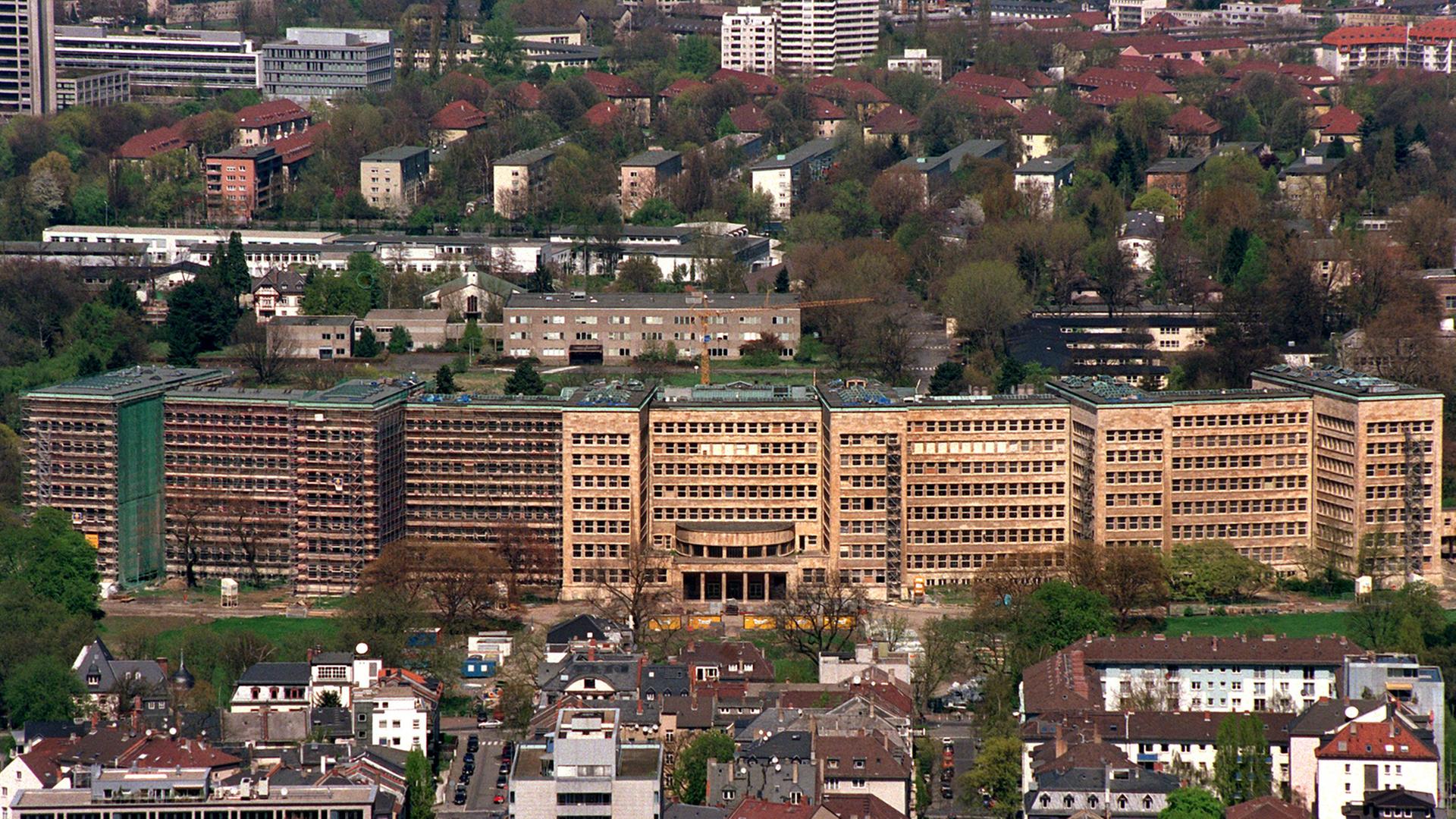Blick auf das "IG Farben-Haus" in Frankfurt am Main (aufgenommen am 16.4.2000). Das Gebäude diente vor und während des Zweiten Weltkrieges als Hauptquartier der IG Farben, nach dem Krieg als US-Hauptquartier des fünften Corps und gehört jetzt zur Universität Frankfurt. Blick auf das "IG Farben-Haus" in Frankfurt am Main (aufgenommen am 16.4.2000). Das Gebäude diente vor und während des Zweiten Weltkrieges als Hauptquartier der IG Farben, nach dem Krieg als US-Hauptquartier des fünften Corps und gehört jetzt zur Universität Frankfurt.