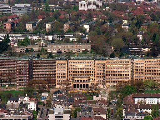 Blick auf das "IG Farben-Haus" in Frankfurt am Main (aufgenommen am 16.4.2000). Das Gebäude diente vor und während des Zweiten Weltkrieges als Hauptquartier der IG Farben, nach dem Krieg als US-Hauptquartier des fünften Corps und gehört jetzt zur Universität Frankfurt.
