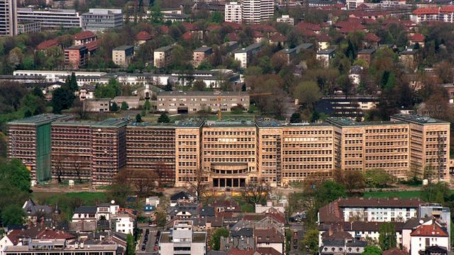 Blick auf das "IG Farben-Haus" in Frankfurt am Main (aufgenommen am 16.4.2000). Das Gebäude diente vor und während des Zweiten Weltkrieges als Hauptquartier der IG Farben, nach dem Krieg als US-Hauptquartier des fünften Corps und gehört jetzt zur Universität Frankfurt.