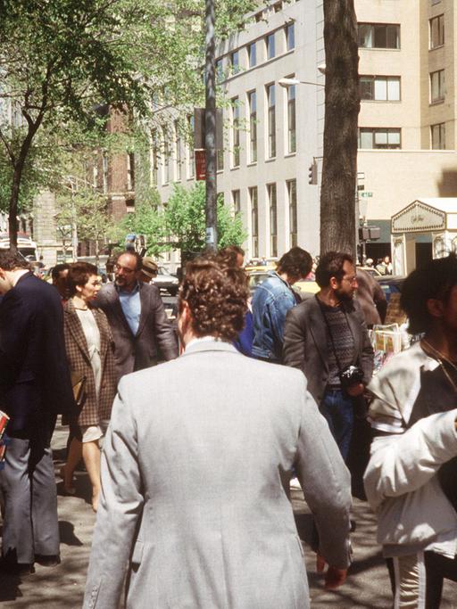 Straßenszene in der Fifth Avenue in Manhattan mit einem Bücherstand und flanierenden Passanten (Foto von 1987)