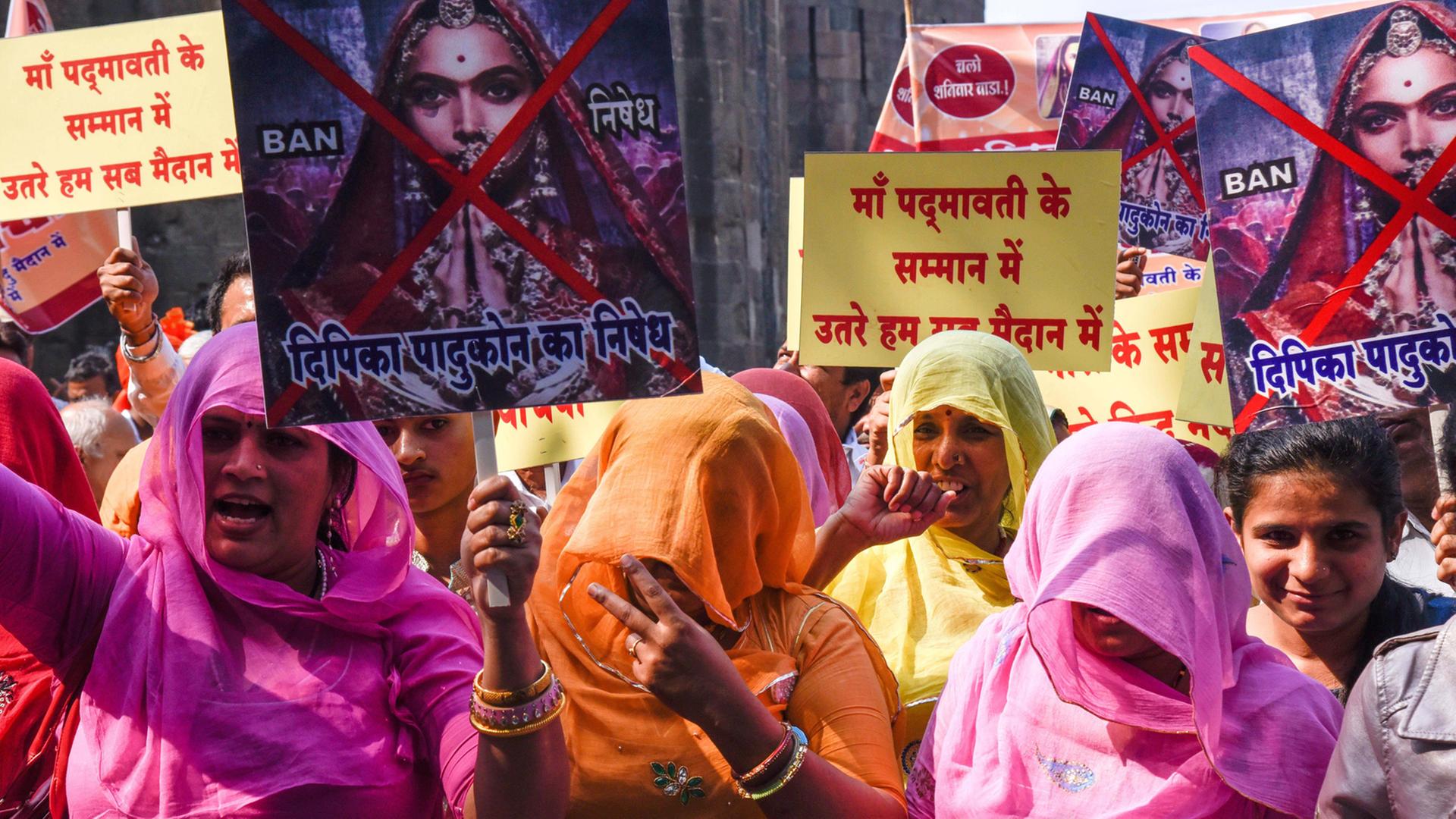 Bei einer Demo im November 2017 fordern Mitglieder der Akhil Rajasthani Samaj Sangh, dass der Film "Padmavati" verboten wird. Bei einer Demo im November 2017 fordern Mitglieder der Akhil Rajasthani Samaj Sangh, dass der Film "Padmavati" verboten wird.