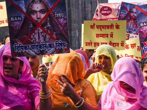 Bei einer Demo im November 2017 fordern Mitglieder der Akhil Rajasthani Samaj Sangh, dass der Film "Padmavati" verboten wird.