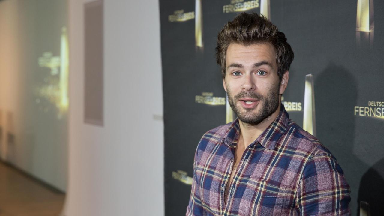 Der Reporter Tilo Jung posiert am 18.09.2014 in Berlin bei der Vorstellung der Nominierten für den Deutschen Fernsehpreis 2014. Jung wurde in der Kategorie "Beste Information" für "Jung & Naiv - Politik für Desinteressierte" nominiert. Der Deutsche Fernsehpreis wurde am 03.10.2014 zum 16. Mal verliehen. Der Reporter Tilo Jung posiert am 18.09.2014 in Berlin bei der Vorstellung der Nominierten für den Deutschen Fernsehpreis 2014. Jung wurde in der Kategorie "Beste Information" für "Jung & Naiv - Politik für Desinteressierte" nominiert. Der Deutsche Fernsehpreis wurde am 03.10.2014 zum 16. Mal verliehen.