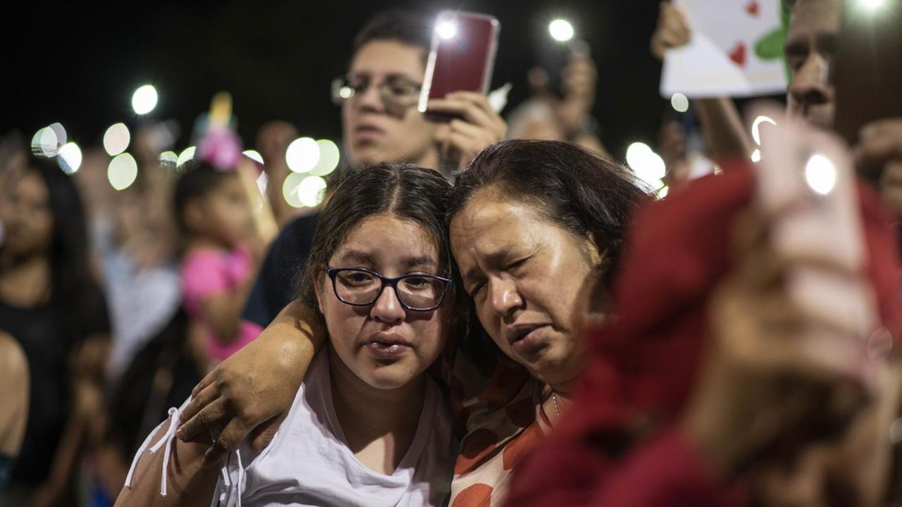 Mutter und Tochter bei einer Versammlung trauernder Angehörige und Freunde in El Paso. Mutter und Tochter bei einer Versammlung trauernder Angehörige und Freunde in El Paso.