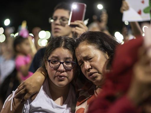 Mutter und Tochter bei einer Versammlung trauernder Angehörige und Freunde in El Paso.