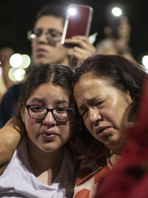 Mutter und Tochter bei einer Versammlung trauernder Angehörige und Freunde in El Paso.