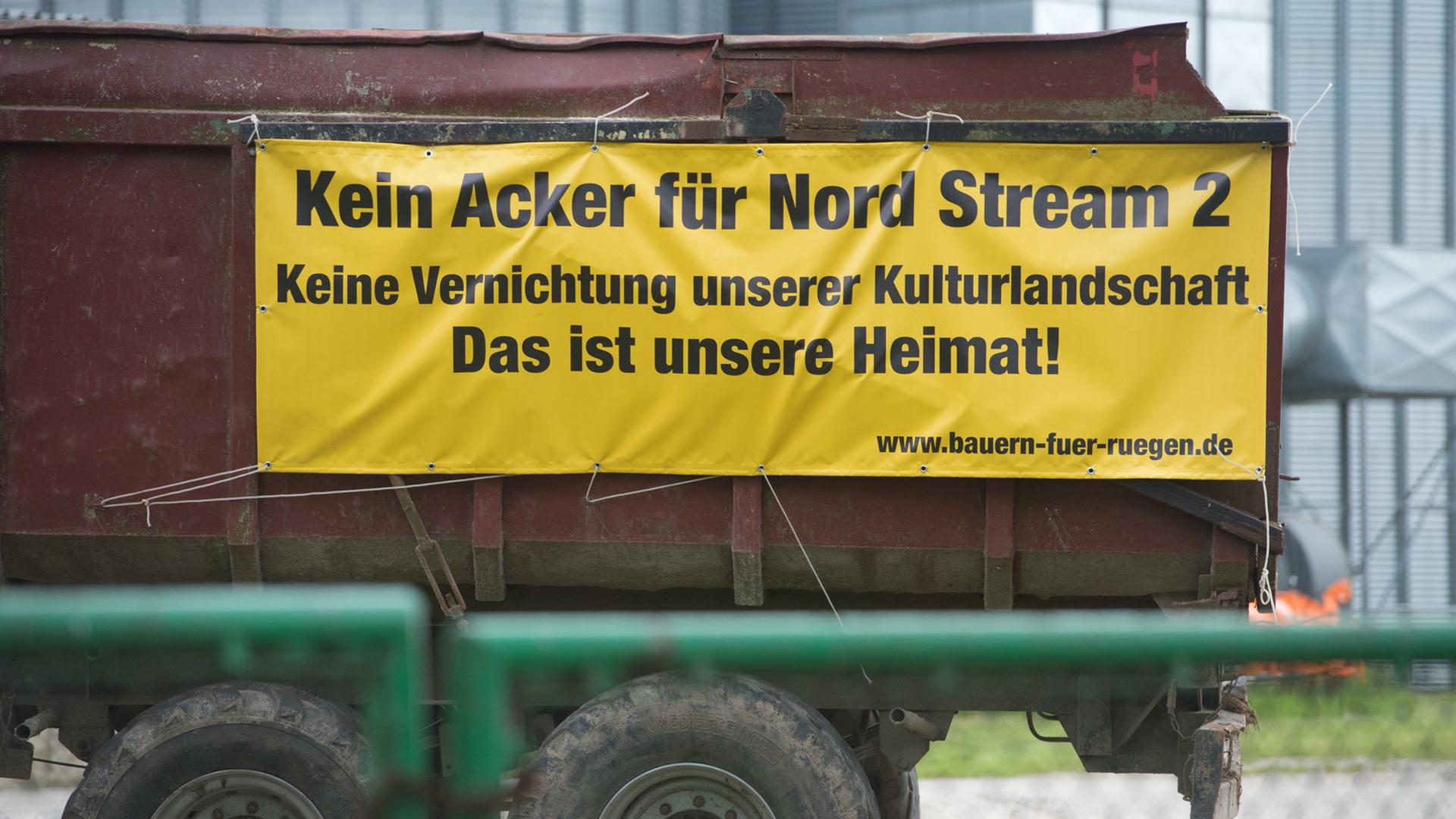 Protest auf Rügen gegen die Kompensations-Projekte im Zuge des Baus der "Nord Stream 2" Protest auf Rügen gegen die Kompensations-Projekte im Zuge des Baus der "Nord Stream 2"