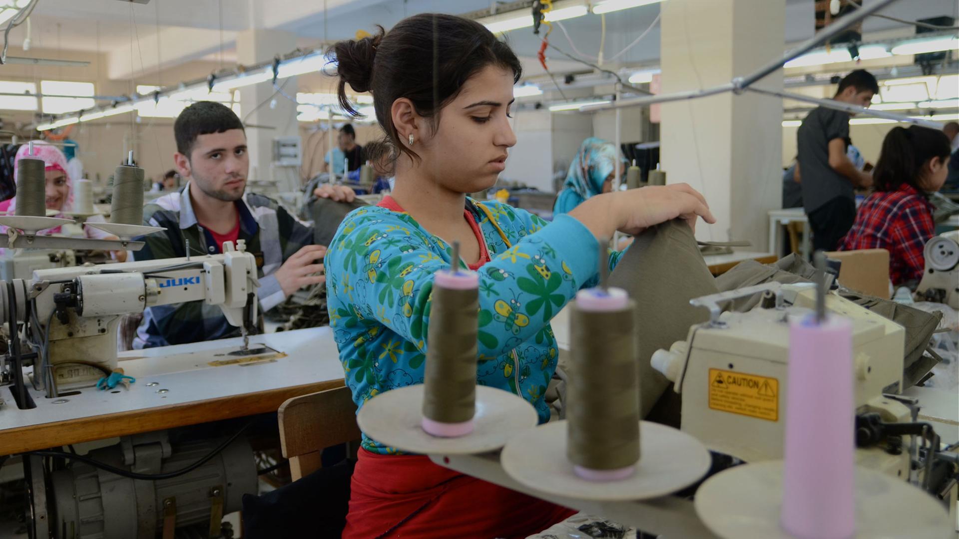 Arbeiter und Arbeiterinnen bei Gülen Tekstil in Izmir fertigen Hosen und Röcke für den deutschen Markt. Arbeiter und Arbeiterinnen bei Gülen Tekstil in Izmir fertigen Hosen und Röcke für den deutschen Markt.