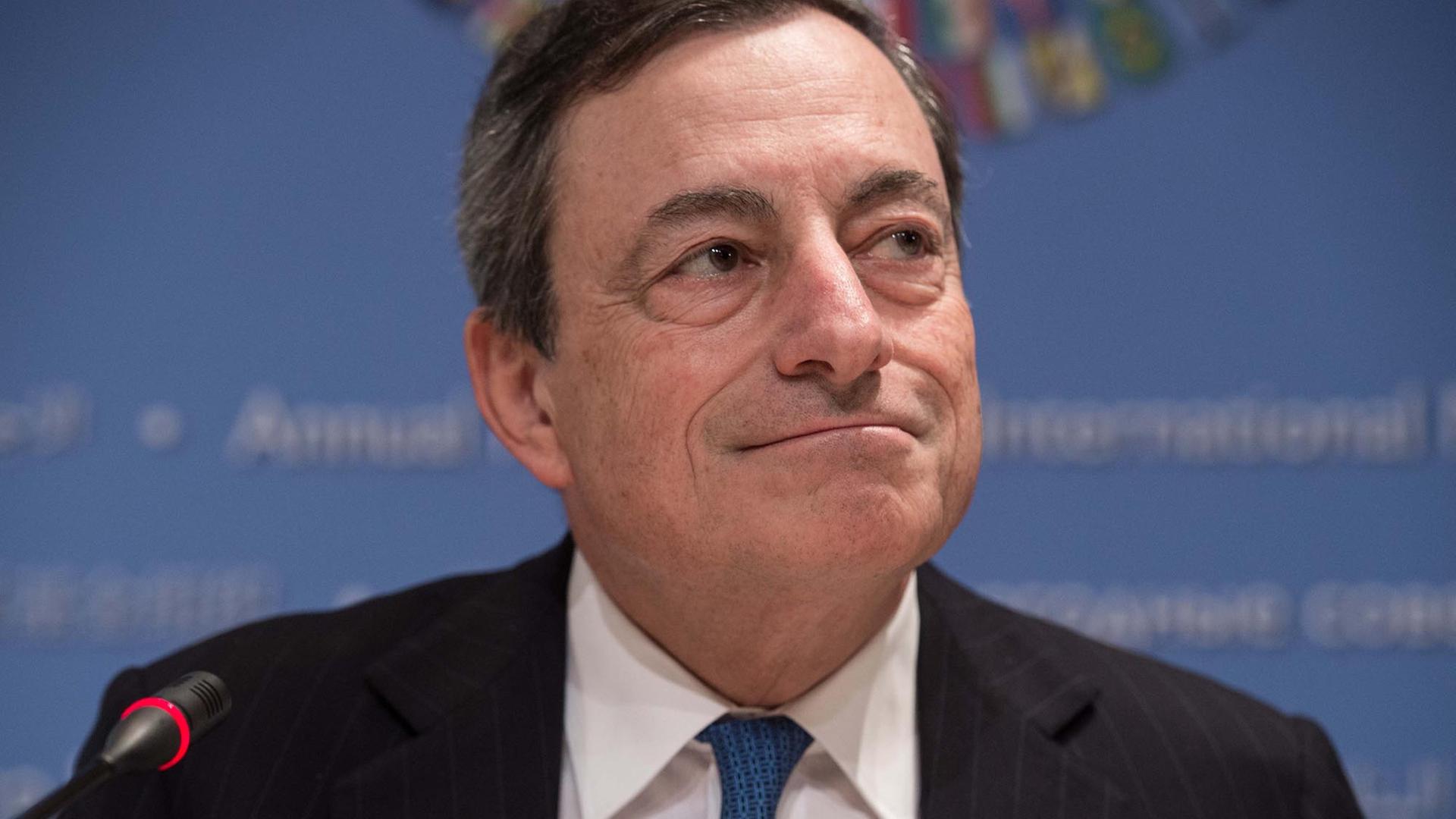 EZB-Präsident Mario Draghi auf einer Pressekonferenz beim Jahrestreffen von IWF und Weltbank in Washington. EZB-Präsident Mario Draghi auf einer Pressekonferenz beim Jahrestreffen von IWF und Weltbank in Washington.