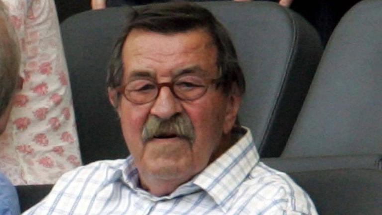 Günter Grass sitzt auf einem Tribünensessel Günter Grass sitzt auf einem Tribünensessel