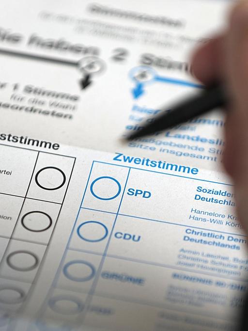 Ein Stift wird in Köln (Nordrhein-Westfalen) über einem Wahlzettel für die Landtagswahl am 14. Mai gehalten.