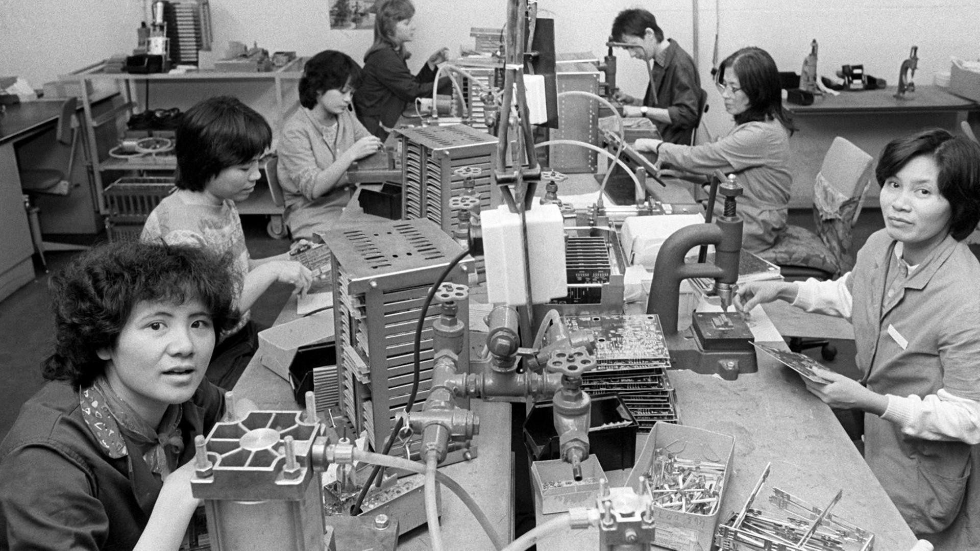 Junge vietnamesischen Frauen und Männern kamen vor 30 Jahren im Rahmen eines Regierungsabkommens als Arbeitskräfte in die DDR Junge vietnamesischen Frauen und Männern kamen vor 30 Jahren im Rahmen eines Regierungsabkommens als Arbeitskräfte in die DDR