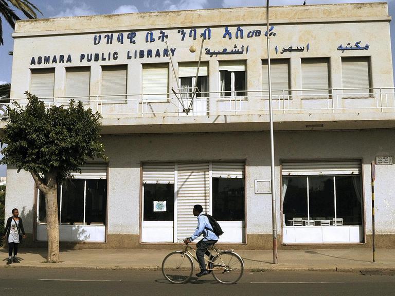 Ein Mann fährt mit einem Rad an der öffentlichen Bibliothek von Asmara, Eritreas Hauptstadt, entlang. Die Infrastruktur der Stadt ist sehr veraltet.