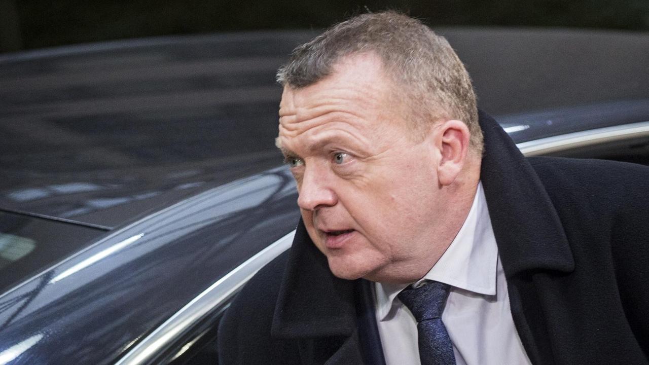 Der dänische Ministerpräsident Lars Lokke Rasmussen steigt aus einem Auto aus. Der dänische Ministerpräsident Lars Lokke Rasmussen steigt aus einem Auto aus.