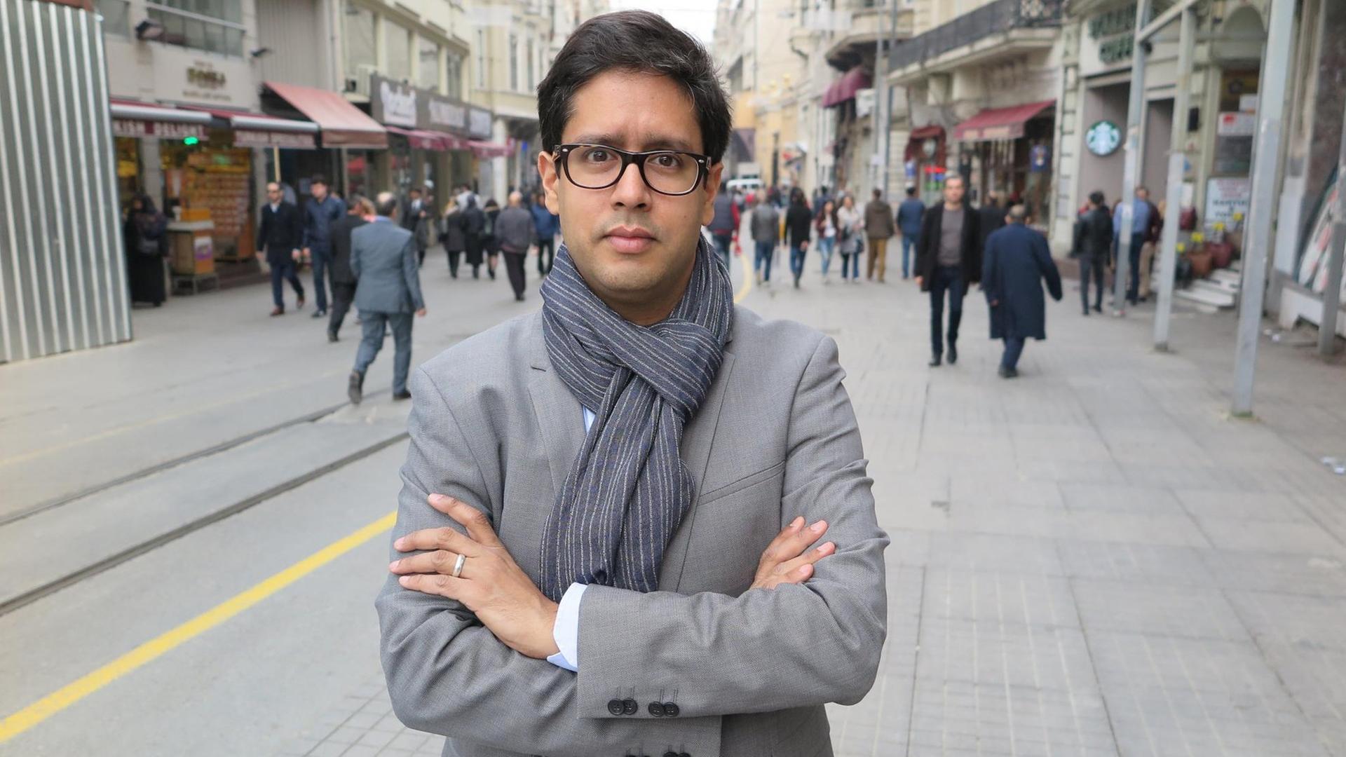 Der Journalist Hasnain Kazim in einer Fußgängerzone Der Journalist Hasnain Kazim in einer Fußgängerzone