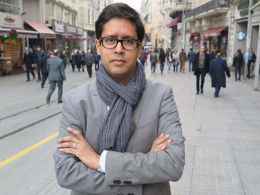 Der Journalist Hasnain Kazim in einer Fußgängerzone
