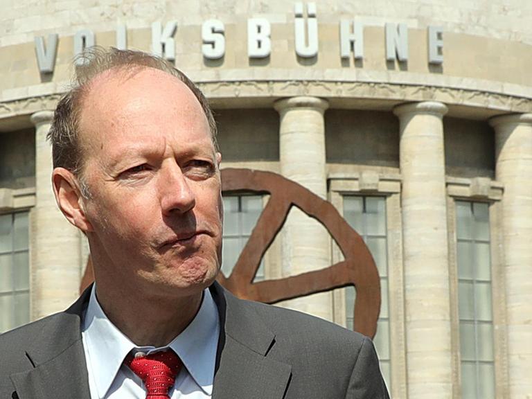 Martin Sonneborn von Die Partei beim Start in den EU-Wahlkampf im April 2019 vor der Volksbühne Berlin. Auf der Volksbühne befindet sich ein Banner mit der Aufschrift "Für Europa reicht's".