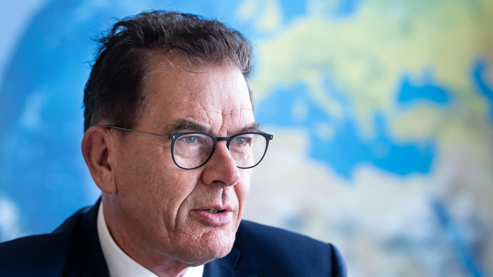 09.09.2020, Berlin: Gerd Müller (CSU), Entwicklungsminister, äußert sich zur Unterzeichnung einer Absichtserklärung durch die Diakonie und den Caritasverband mit dem Ziel, die Beschaffung von Textilien nachhaltiger zu gestalten und damit zu einer Verbesserung der Menschenrechts-, Sozial- und Umweltstandards entlang globaler Lieferketten und in den Produktionsländern beizutragen. Das Textilsiegel "Grüner Knopf" ist vor einem Jahr an den Start gegangen. Foto: Bernd von Jutrczenka/dpa | Verwendung weltweit 09.09.2020, Berlin: Gerd Müller (CSU), Entwicklungsminister, äußert sich zur Unterzeichnung einer Absichtserklärung durch die Diakonie und den Caritasverband mit dem Ziel, die Beschaffung von Textilien nachhaltiger zu gestalten und damit zu einer Verbesserung der Menschenrechts-, Sozial- und Umweltstandards entlang globaler Lieferketten und in den Produktionsländern beizutragen. Das Textilsiegel "Grüner Knopf" ist vor einem Jahr an den Start gegangen. Foto: Bernd von Jutrczenka/dpa | Verwendung weltweit