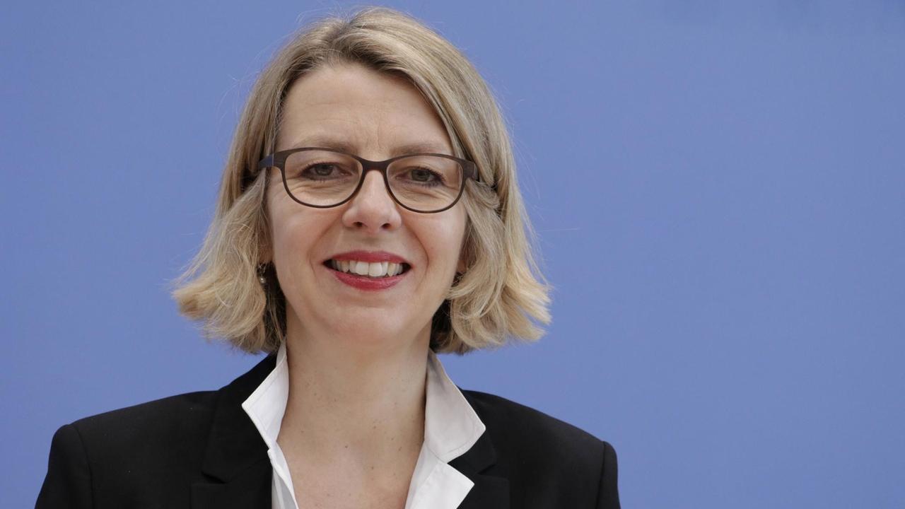 Prof. Dr. Sabine Andresen, die Vorsitzende der Unabhängigen Kommission zur Aufarbeitung sexuellen Kindesmissbrauchs bei der Auftaktpressekonferenz der Unabhängigen Kommission zur Aufarbeitung sexuellen Kindesmissbrauchs. Prof. Dr. Sabine Andresen, die Vorsitzende der Unabhängigen Kommission zur Aufarbeitung sexuellen Kindesmissbrauchs bei der Auftaktpressekonferenz der Unabhängigen Kommission zur Aufarbeitung sexuellen Kindesmissbrauchs.