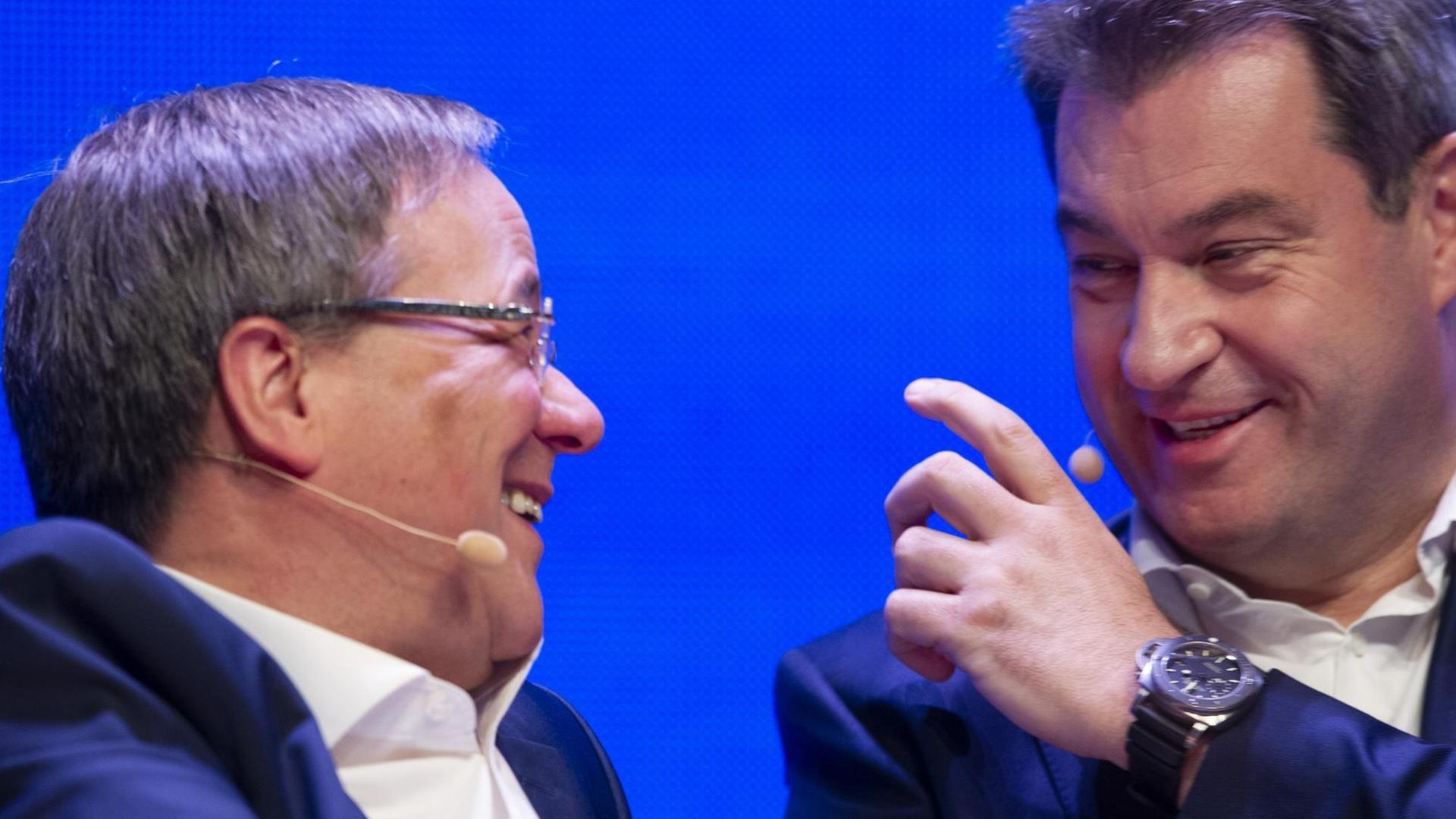 Armin Laschet lacht Markus Söder an. Er lacht zurück. Armin Laschet lacht Markus Söder an. Er lacht zurück.