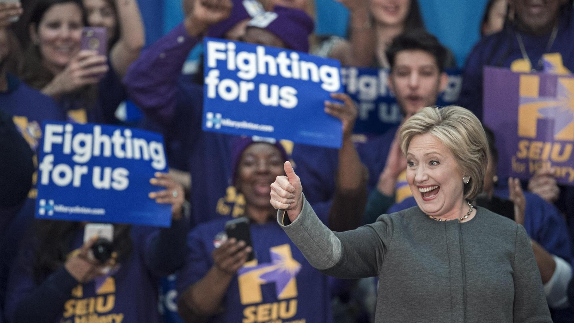 Hillary Clinton vor dem Super Tuesday auf einer Wahlkampfveranstaltung in Fairfax, Virginia. Hillary Clinton vor dem Super Tuesday auf einer Wahlkampfveranstaltung in Fairfax, Virginia.