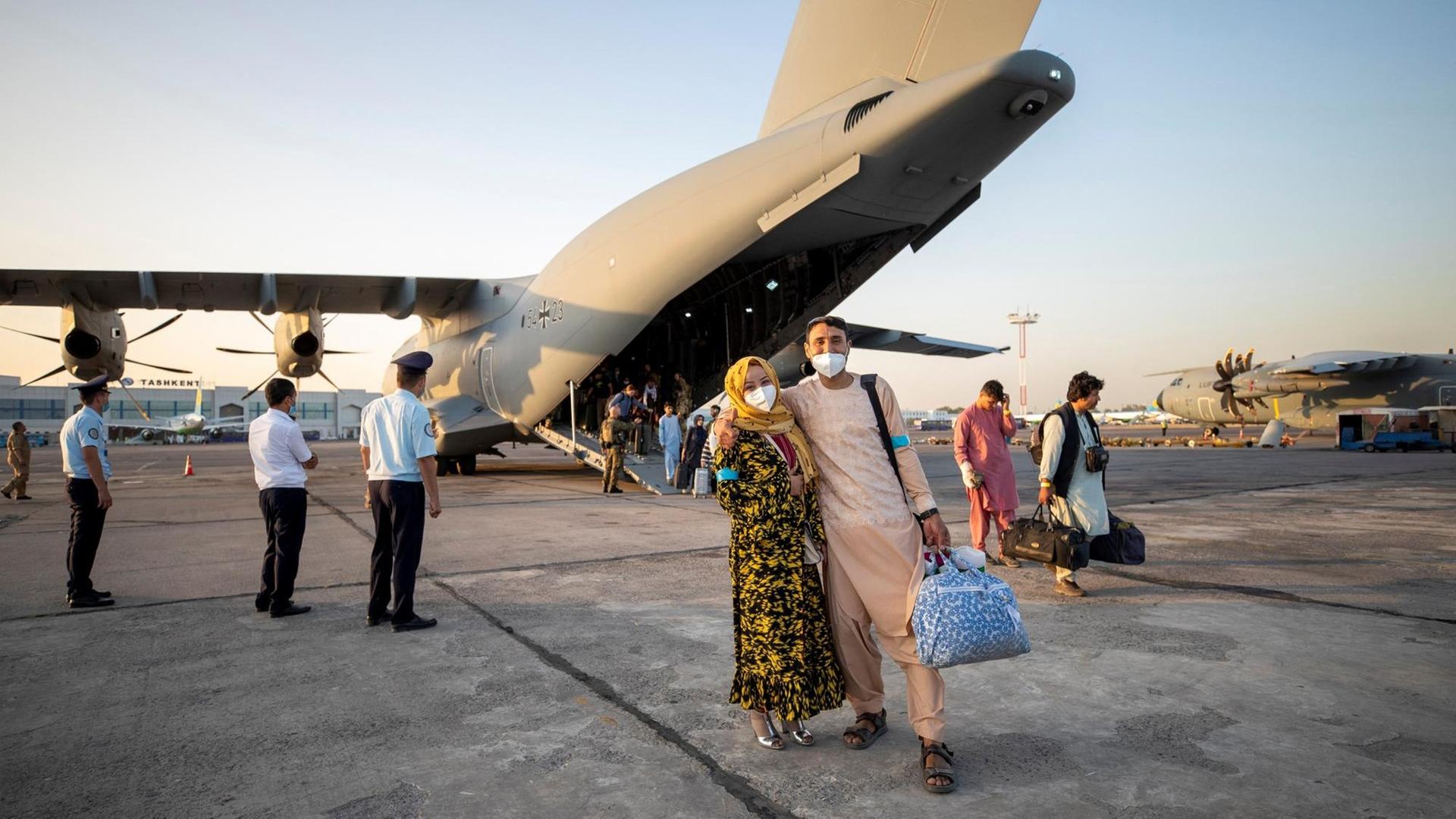 Dieses von der Bundeswehr am 17. August 2021 aufgenommene und zur Verfügung gestellte Foto zeigt Evakuierte aus Kabul, Afghanistan, bei der Ankunft auf dem Flughafen in Taschkent. Dieses von der Bundeswehr am 17. August 2021 aufgenommene und zur Verfügung gestellte Foto zeigt Evakuierte aus Kabul, Afghanistan, bei der Ankunft auf dem Flughafen in Taschkent.