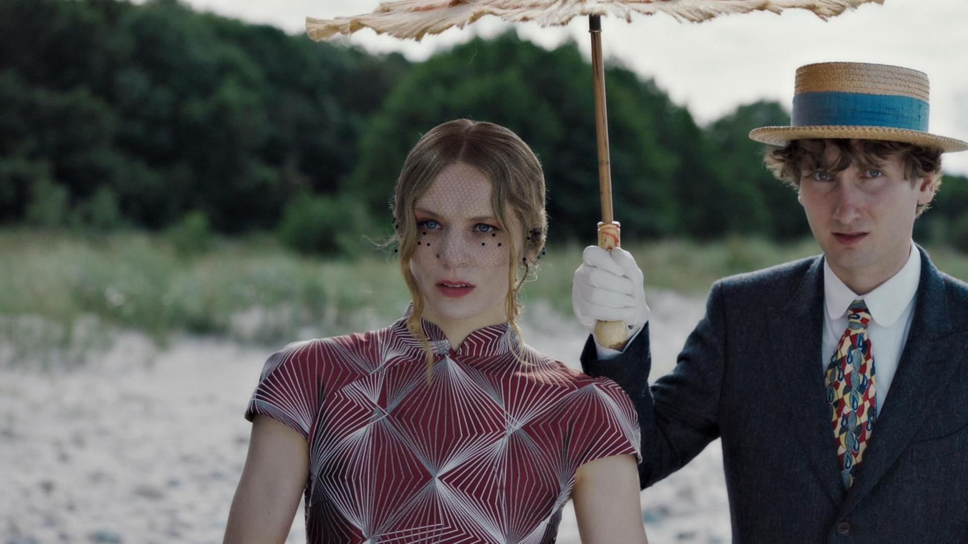 Lilith Stangenberg und Alexandra Herbst in einer Szene aus dem Film "Blutsauger". Lilith Stangenberg und Alexandra Herbst in einer Szene aus dem Film "Blutsauger".