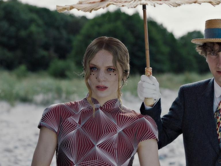 Lilith Stangenberg und Alexandra Herbst in einer Szene aus dem Film "Blutsauger".