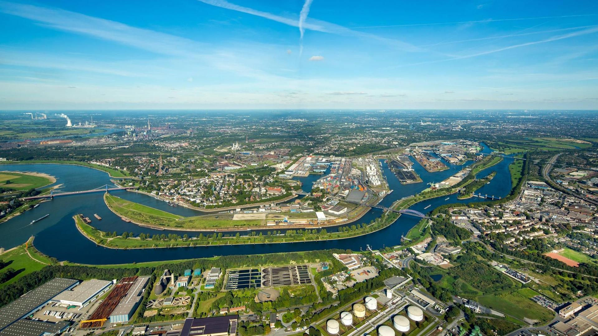 Duisburger Hafen, größter Binnenhafen in Europa. Duisburger Hafen, größter Binnenhafen in Europa.