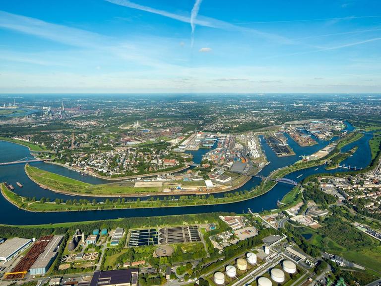 Duisburger Hafen, größter Binnenhafen in Europa.