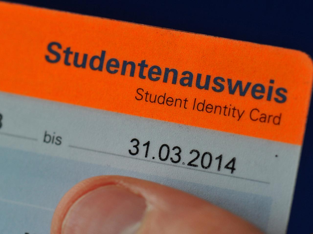 Ein Student zeigt am 24.03.2014 in Dresden (Sachsen) seinen Ausweis. Von der Kinokarte bis zum Bus- oder Bahnticket: Studierende in Sachsen können im Alltag sparen. Das Dokument wird jedoch zunehmend für soziale Leistungen missbraucht. Ein Student zeigt am 24.03.2014 in Dresden (Sachsen) seinen Ausweis. Von der Kinokarte bis zum Bus- oder Bahnticket: Studierende in Sachsen können im Alltag sparen. Das Dokument wird jedoch zunehmend für soziale Leistungen missbraucht.
