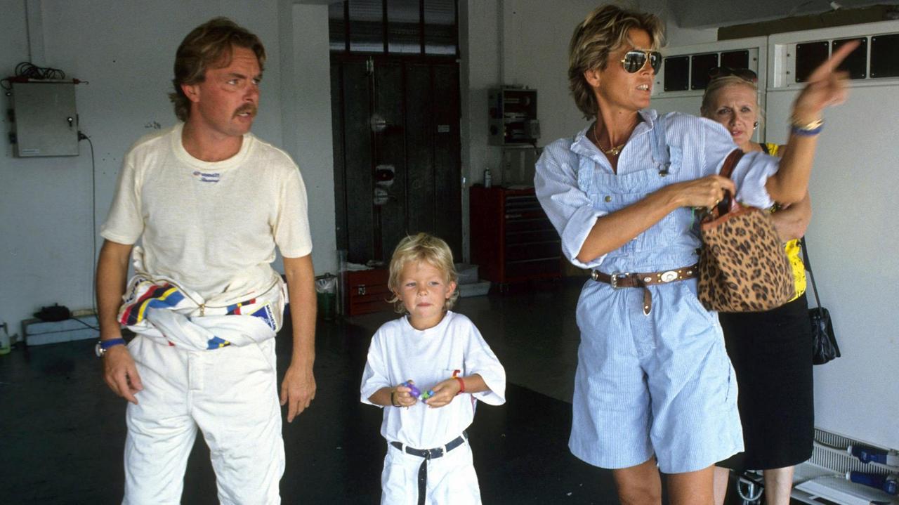 Sina Rosberg (r) besucht mit Sohn Nico ihren Ehemann und Ex-Formel-1-Weltmeister Keke Rosberg am 09.08.1990 auf der Rennstrecke in Le Castellet, Frankreich. 