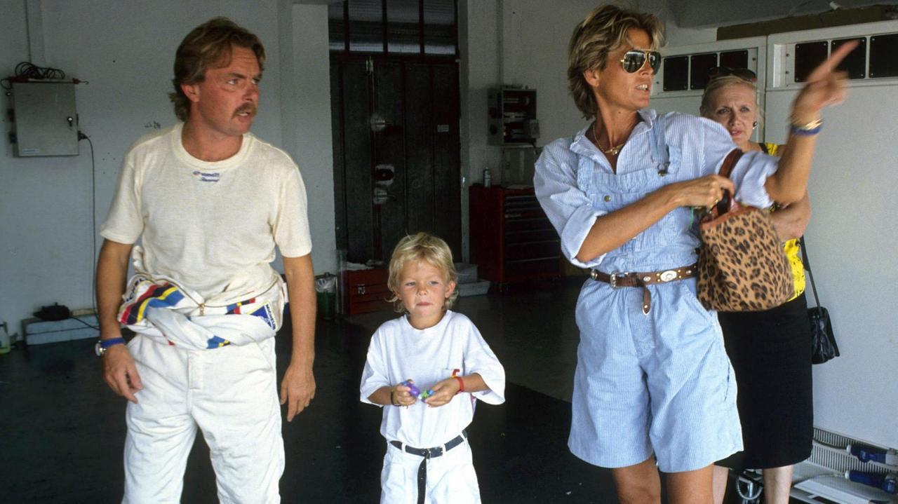Sina Rosberg (r) besucht mit Sohn Nico ihren Ehemann und Ex-Formel-1-Weltmeister Keke Rosberg am 09.08.1990 auf der Rennstrecke in Le Castellet, Frankreich. Sina Rosberg (r) besucht mit Sohn Nico ihren Ehemann und Ex-Formel-1-Weltmeister Keke Rosberg am 09.08.1990 auf der Rennstrecke in Le Castellet, Frankreich.