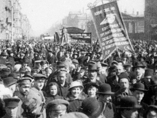 Aufständige auf dem Newski-Prospekt in Petrograd im Februar 1917: Der Historiker Helmut Altrichter liefert eine ausführliche Analyse des Revolutionsjahres.