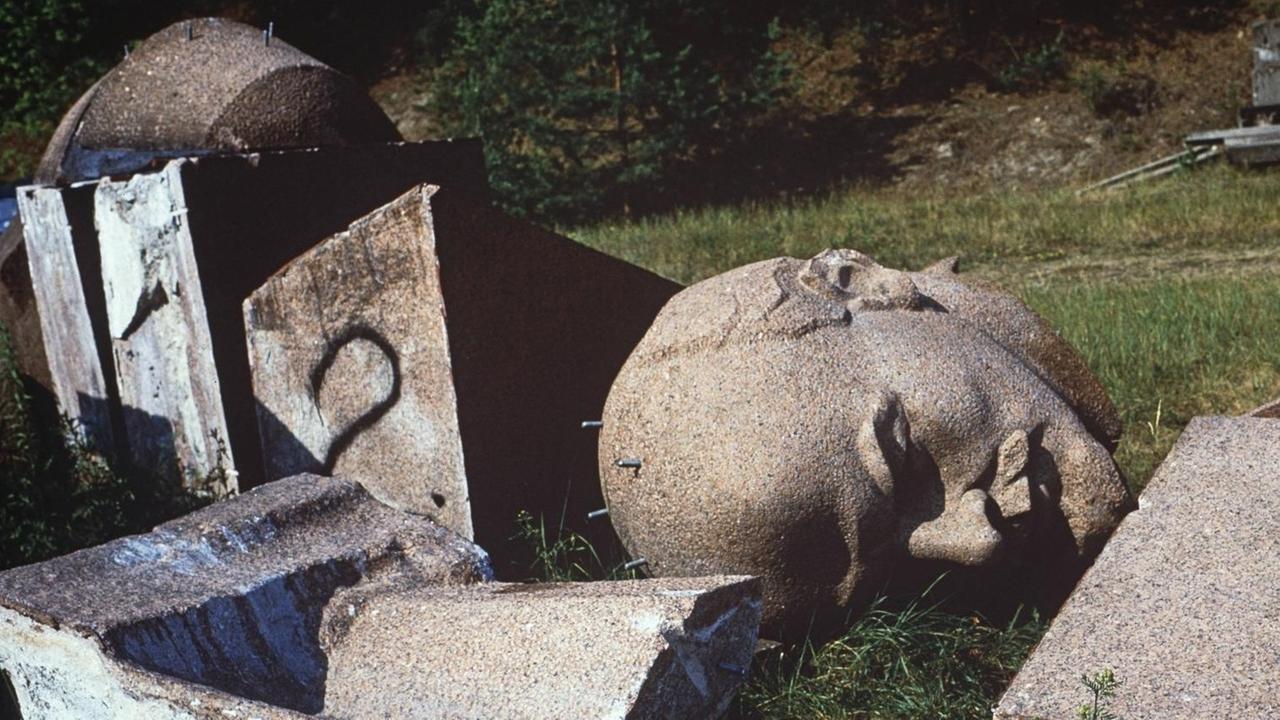 Fragmente des des Lenin-Denkmals inden Müggelbergen bei Berlin-Köpenick.