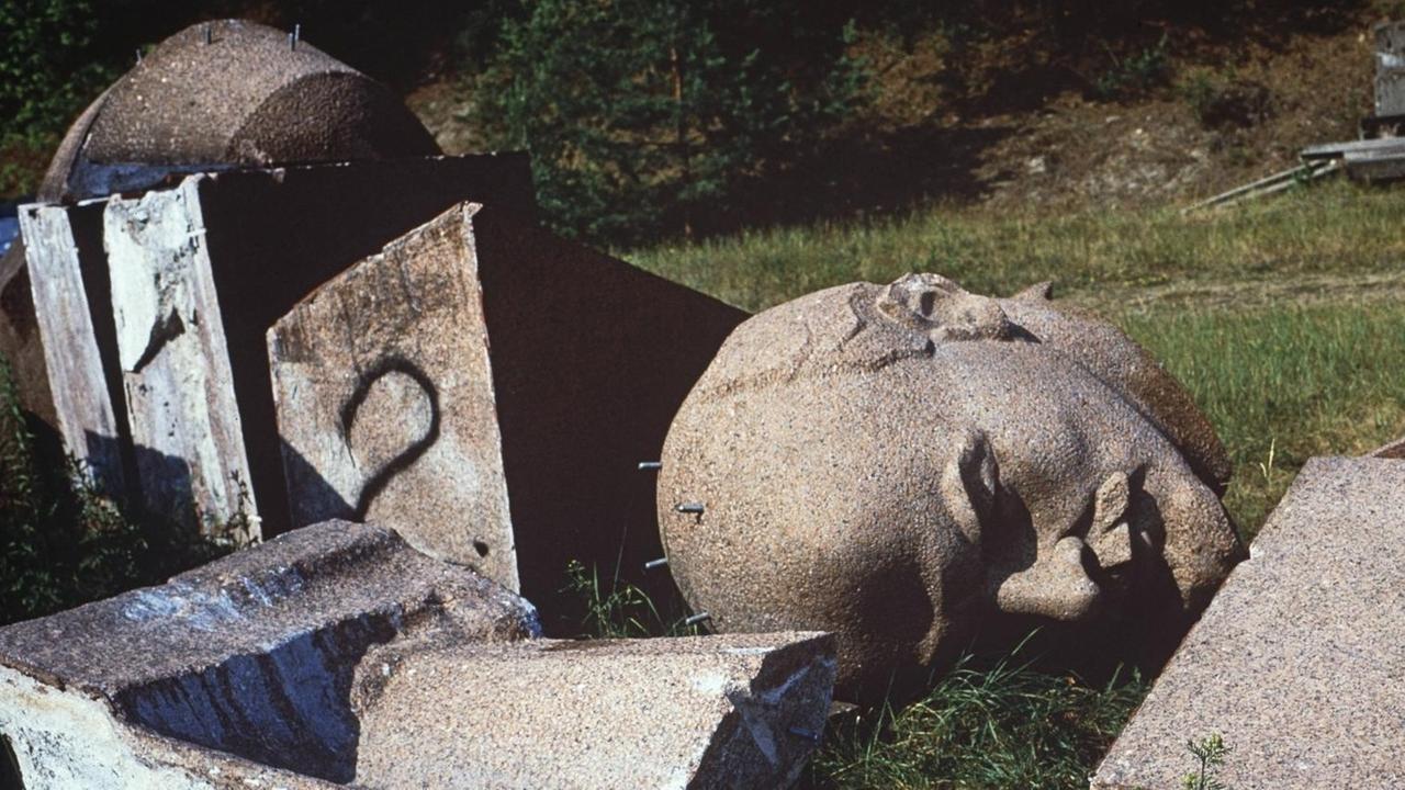 Fragmente des des Lenin-Denkmals inden Müggelbergen bei Berlin-Köpenick. Fragmente des des Lenin-Denkmals inden Müggelbergen bei Berlin-Köpenick.