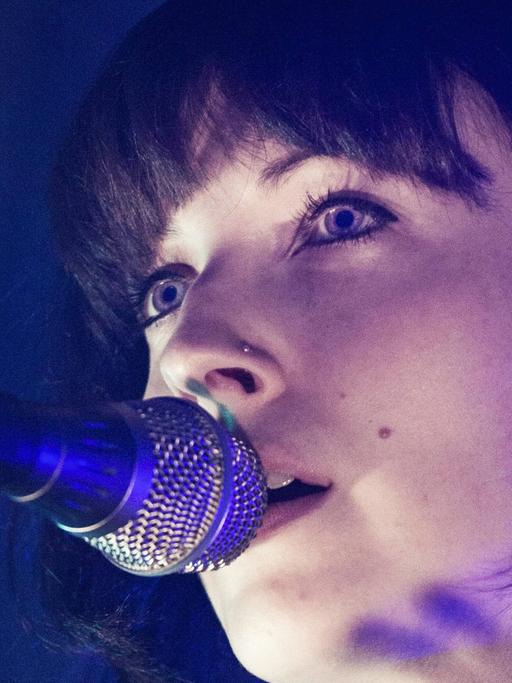 Die Sängerin Elena Tonra bei einem Konzert mit ihrer Band Daughter