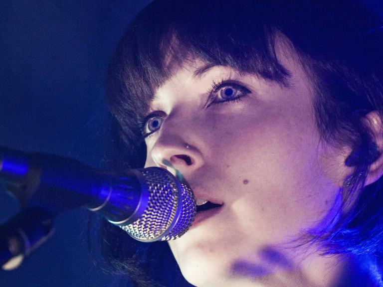 Die Sängerin Elena Tonra bei einem Konzert mit ihrer Band Daughter