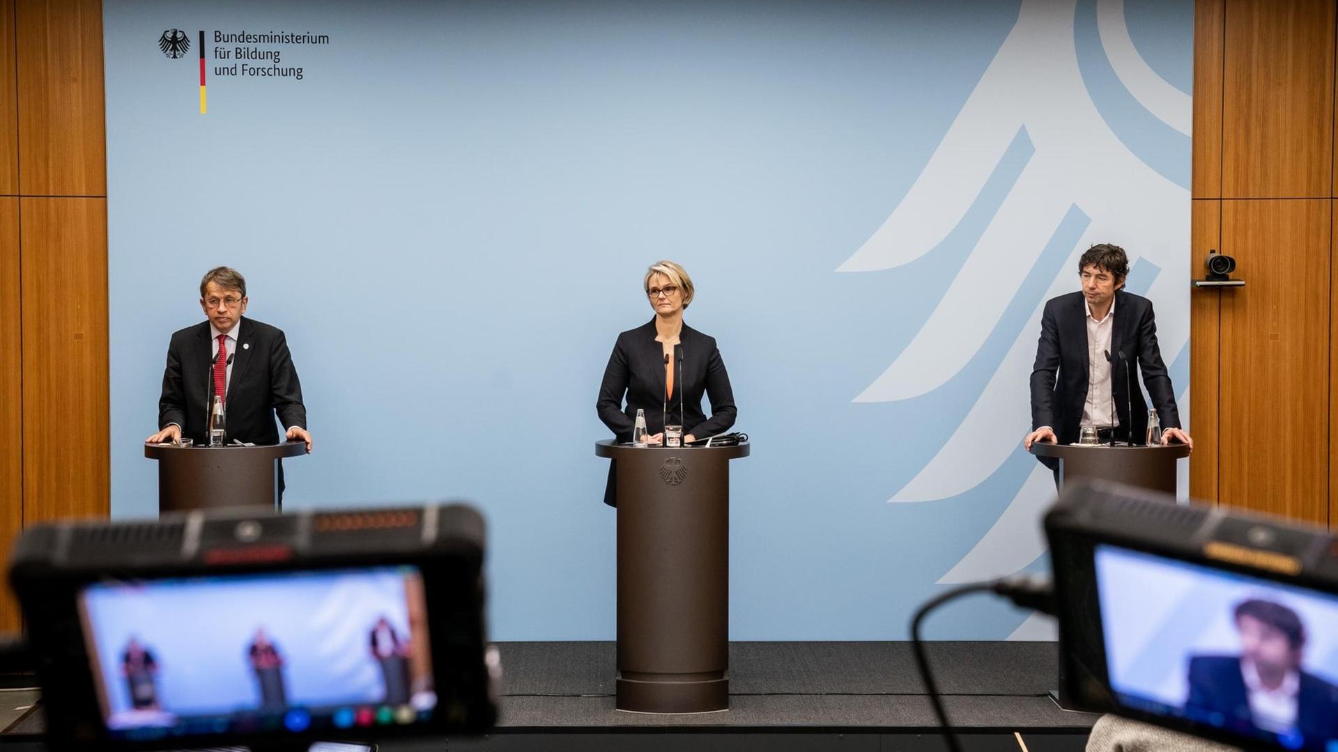 Eine Pressekonferenz mit Christian Drosten, Virologe am Charité, Bundesministerin Anja Karliczek und Heyo Kroemer, Vorstandsvorsitzender des Charité. Eine Pressekonferenz mit Christian Drosten, Virologe am Charité, Bundesministerin Anja Karliczek und Heyo Kroemer, Vorstandsvorsitzender des Charité.