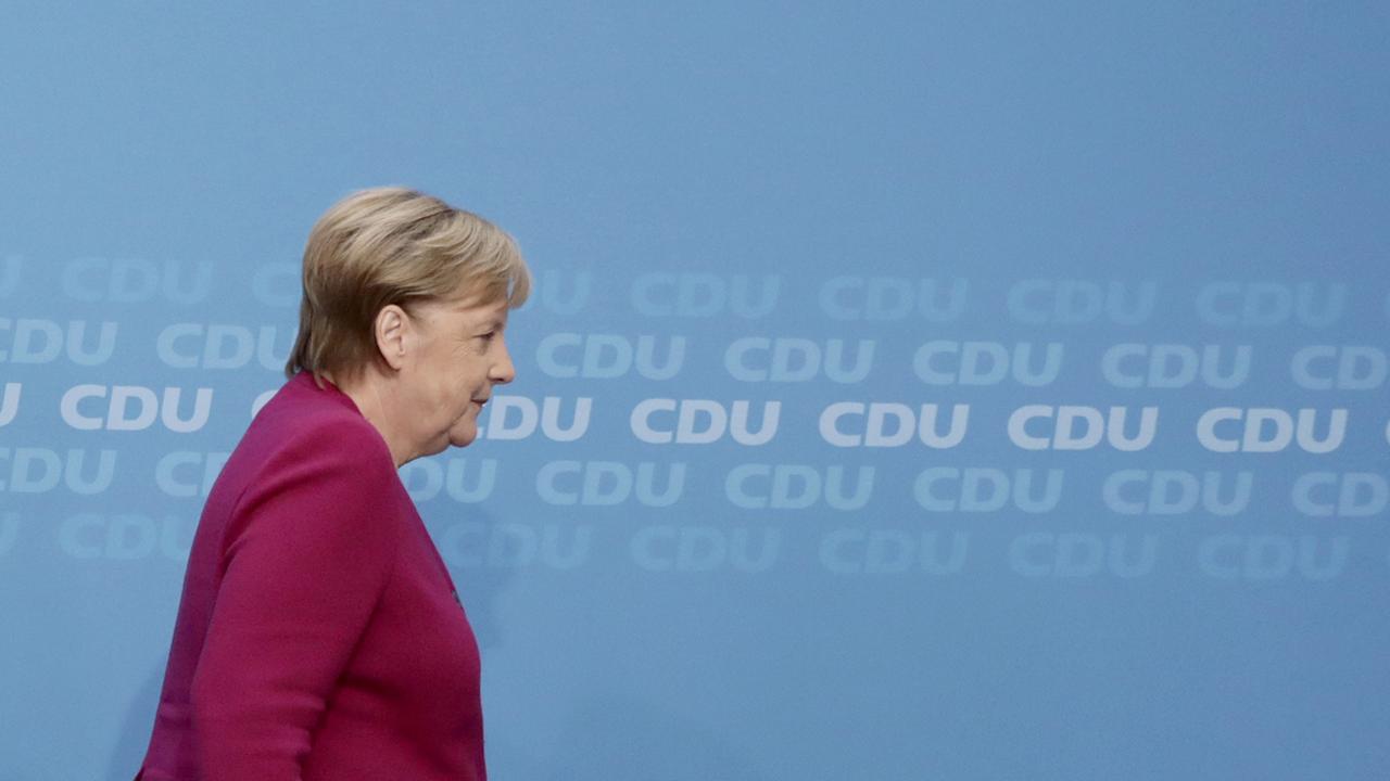 Kanzlerin Angela Merkel nach dem sie ihren Rückzug als CDU-Vorsitzende bekannt gab Kanzlerin Angela Merkel nach dem sie ihren Rückzug als CDU-Vorsitzende bekannt gab