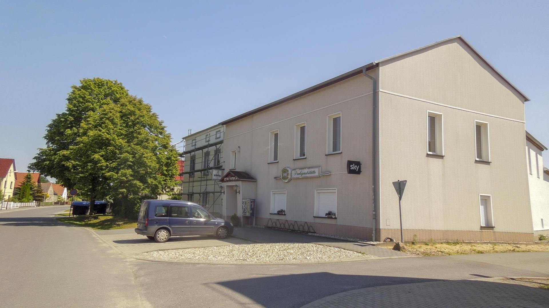 Das Haus von Sebastian Raack: Pizza und Bier in der Kneipe, Hassmusik und Kampfsportkleidung im Online-Shop Das Haus von Sebastian Raack: Pizza und Bier in der Kneipe, Hassmusik und Kampfsportkleidung im Online-Shop