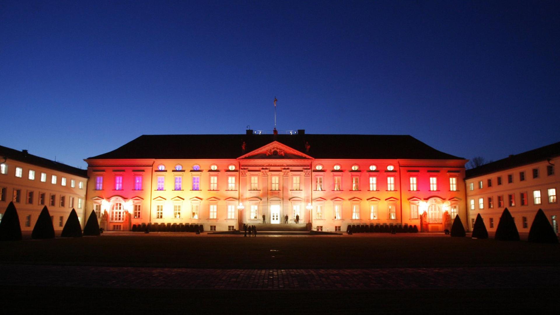 In bunten Farben erstrahlt am Mittwoch (22.03.2006) das Schloss Bellevue in Berlin w In bunten Farben erstrahlt am Mittwoch (22.03.2006) das Schloss Bellevue in Berlin w