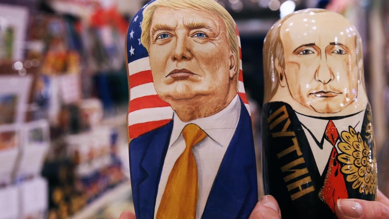 Zwei russische Matrjoschka-Puppen in einem Moskauer Souvenir-Laden sind mit den Gesichtern von Donald Trump und Wladimir Putin bemalt. Zwei russische Matrjoschka-Puppen in einem Moskauer Souvenir-Laden sind mit den Gesichtern von Donald Trump und Wladimir Putin bemalt.